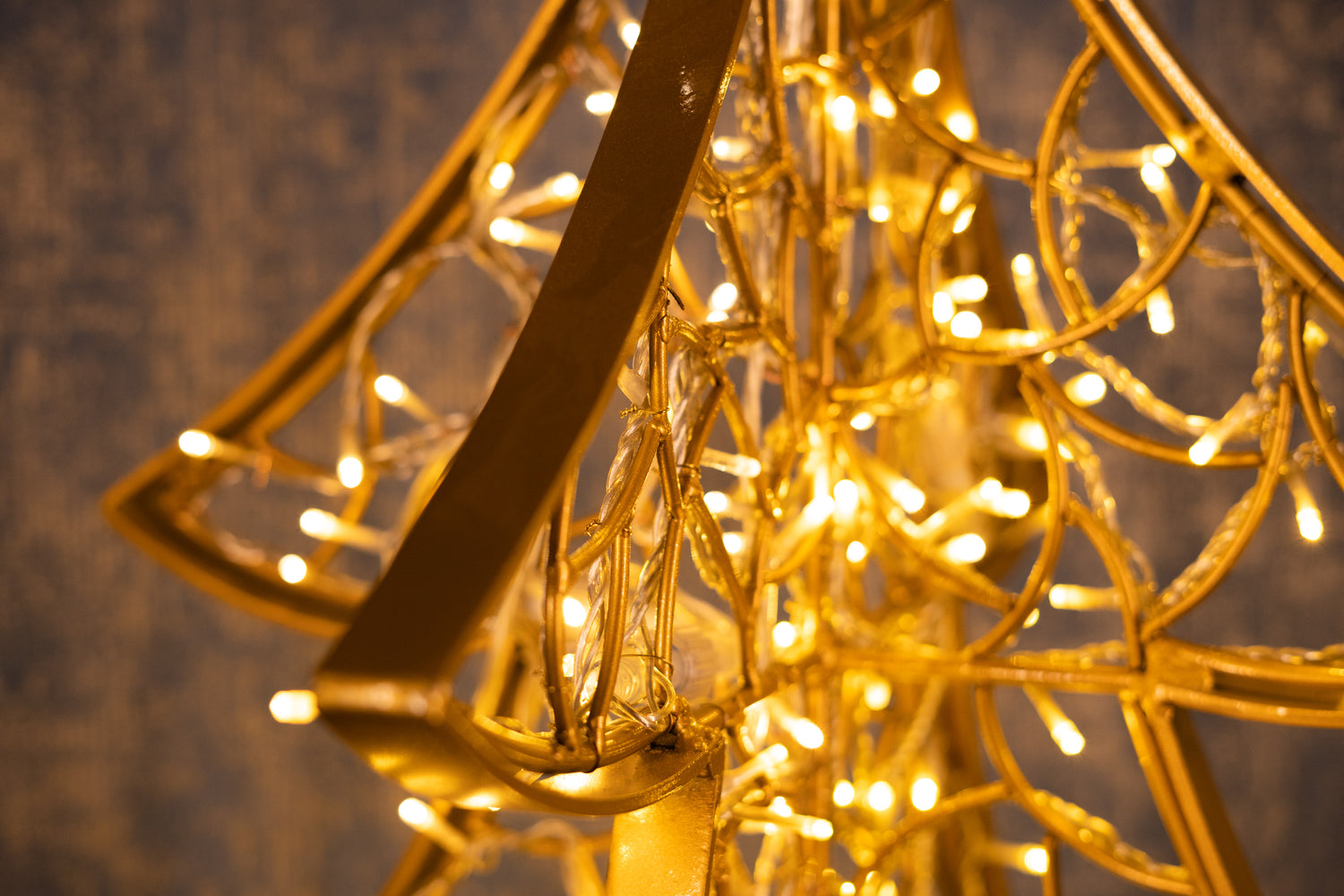 Goldenes LED-Lichtobjekt aus Aluminium für stilvolle Weihnachtsdekoration und exklusive Raumgestaltung
