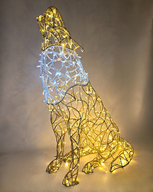 Leuchtende Hundeskulptur aus goldener Aluminiumstruktur mit weißen LED-Akzenten – dekoratives Lichtobjekt mit skulpturaler Präsenz.