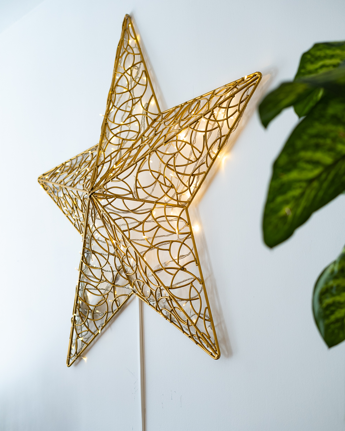 LED-Stern von Alganic in Gold, 130 cm – als Wanddeko im Innenraum montiert, aus handgefertigtem Aluminium mit feiner Lichtstruktur