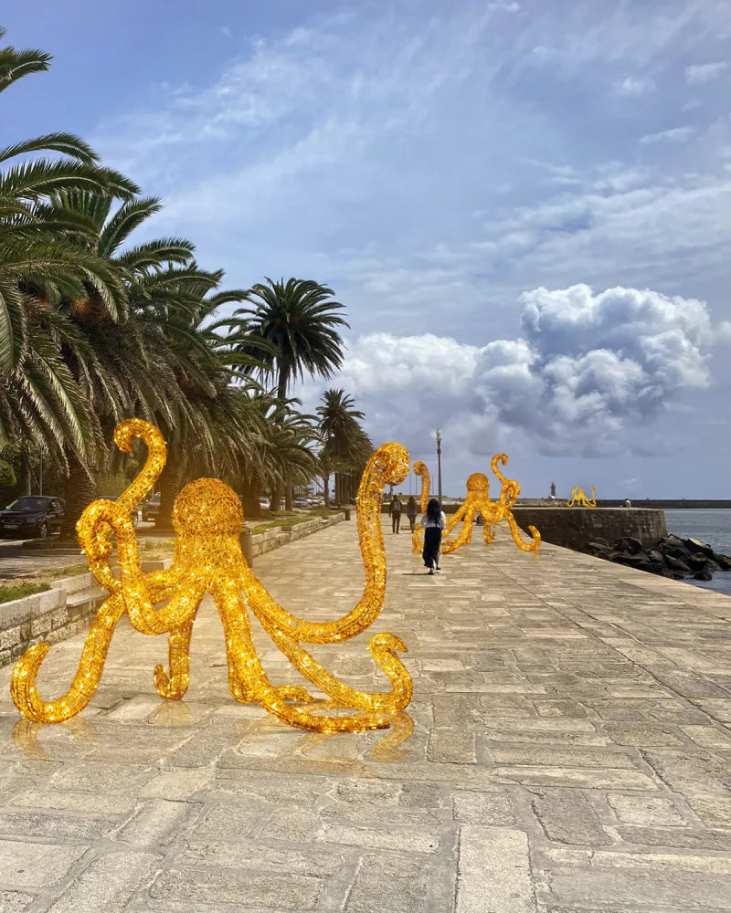 LED-Oktopus aus Aluminium – 130 cm, gold, wetterfeste Lichtfigur für außen